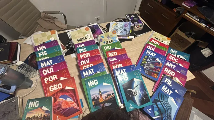 VENDO MATERIAL PRÉ-VESTIBULAR POLIEDRO!