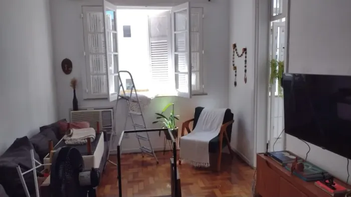 Alto Leblon - Frente, varanda, Sala, três quartos, suíte, três banheiros reformados.