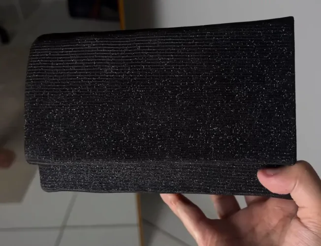 Bolsa de mão preta brilhosa