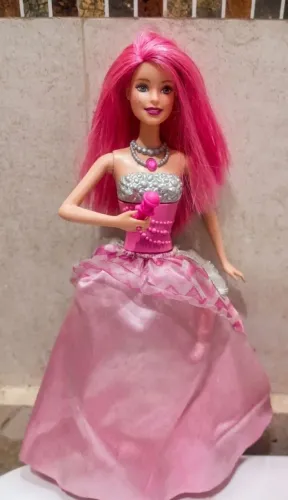 Boneca Barbie Rock In Royals Musical 