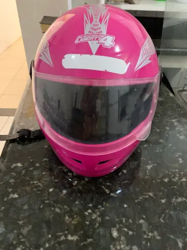 Vendo um capacete em perfeito estado