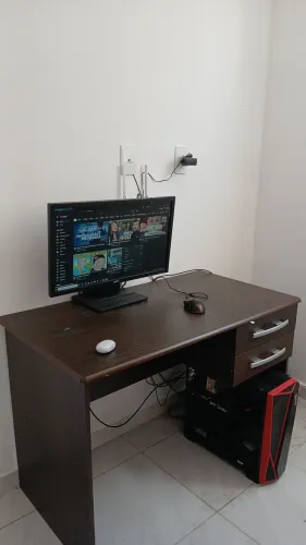 Mesa de escritório marrom
