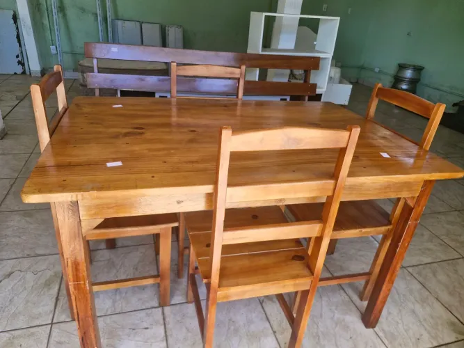 Mesa de madeira com 4 cadeiras