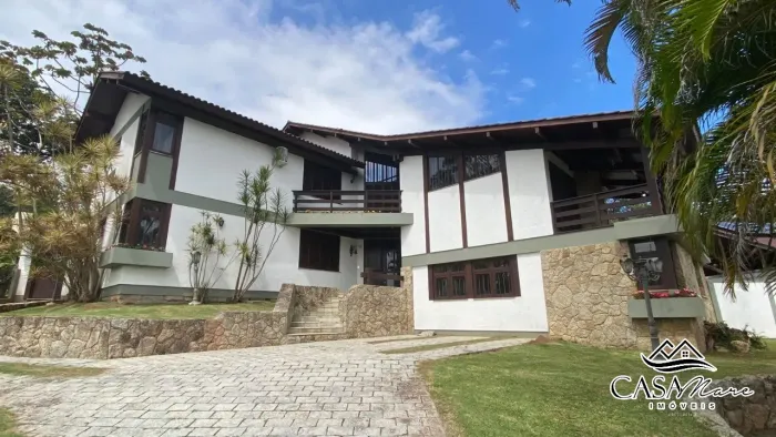 Casa à venda de arquitetura rústica no bairro Cacupé, Florianópolis.