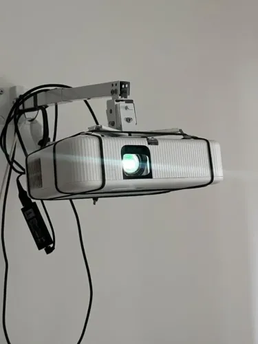 Projetor Smart Epson EpiqVision FH02, FULL HD, 3000 Lumens Streaming, Modelo: V11HA85020,