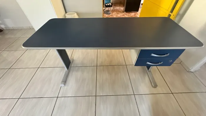 Mesa de escritório 1,50 com 2 gavetas 