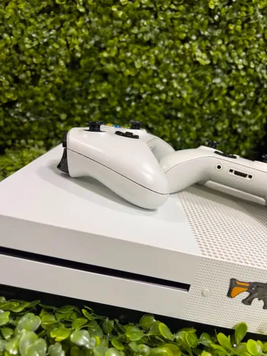 Xbox One S Branco 500GB 2 Controles Originais + Gears of War 4 Seminovo