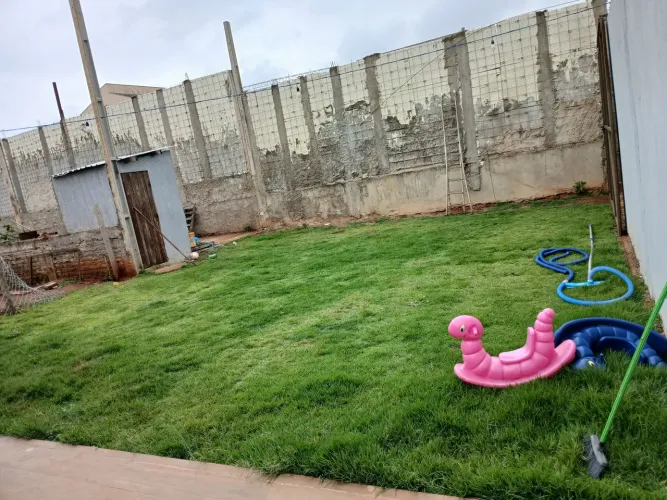 Lote com alicerce para uma construção de 80 m² pronta 