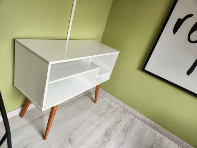 Rack 1,50, mdf, branco com pes de madeira