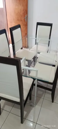 Mesa de vidro temperado com seis cadeiras reforçadas
