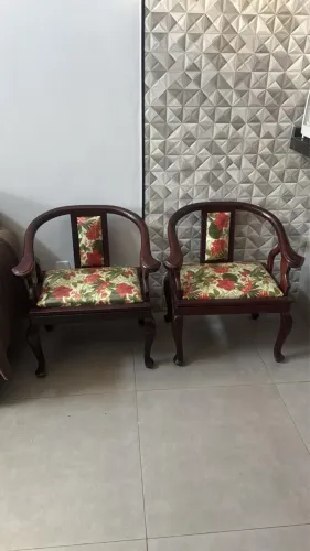 Relíquia de poltronas feitas de mogno