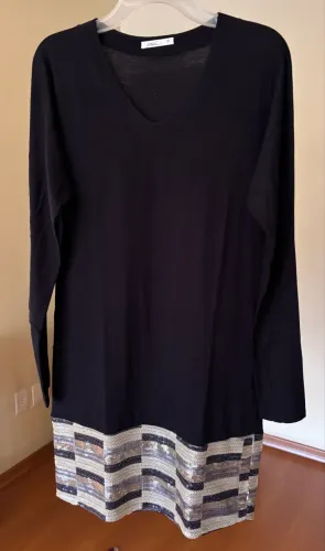 Vestido preto com barra em paetês 