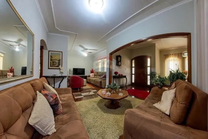 Casa térrea em Porto Ferreira: 3 Quartos sendo 2 suítes, 2 Garagens, lavabo, lavanderia, d