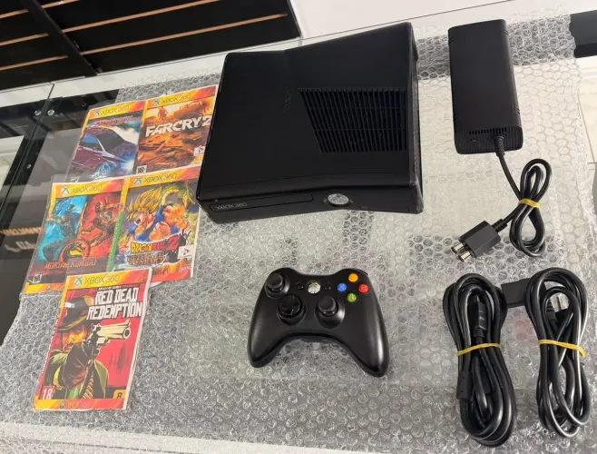 Xbox 360 Slim com jogos