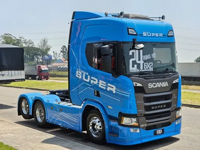 Scania R460 SUPER 6x2 Ano 2024 Baixo km 197 mil km Farol de teto e grade geladeira ar cond