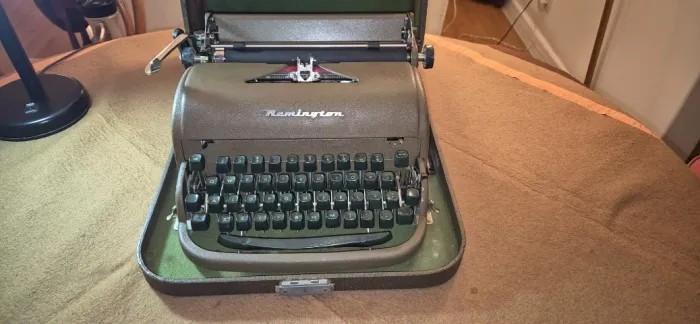 Máquina de Escrever Remington Vintage com Maleta