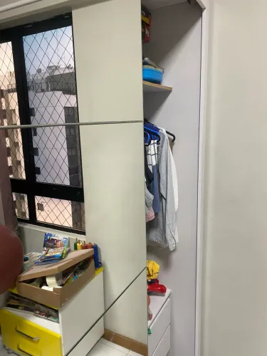 Guarda roupa com espelhos