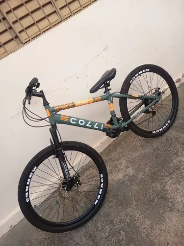 Bicicleta muito nova usada pouquíssimas vezes mais interessante chama *