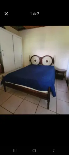 Cama de casal de madeira com medalhões