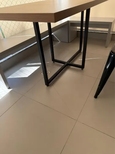 Mesa com bancos 