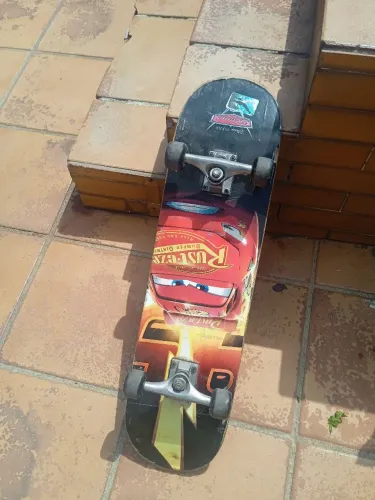Skate amador em bom estado troquei as bilhas das rodinhas pôr rolamentos 