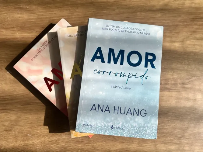 Série de livros Twisted Love - Ana Huang (Português - 3 livros)