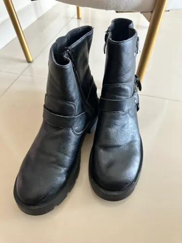 Bota novíssima em couro 