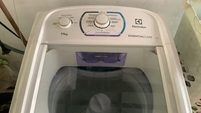 Vendo máquina de lava roupa pra mandar arrumar semi nova *pra contato