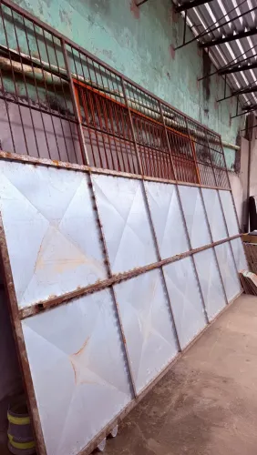 Portão de ferro e chapa.