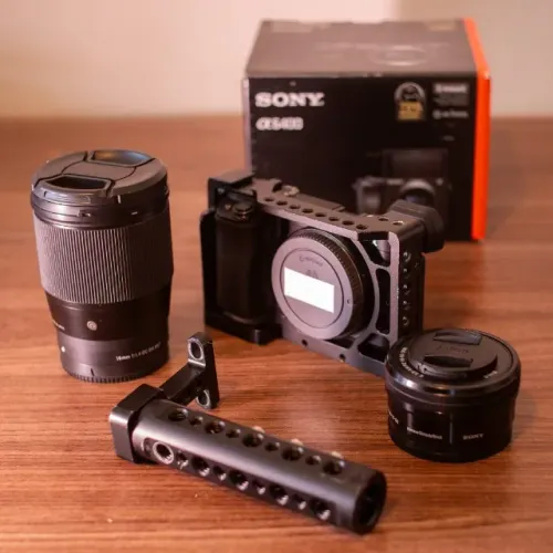 Sony A6400 + Sigma 16mm f/1.4 + Sony 16-50mm + Acessórios