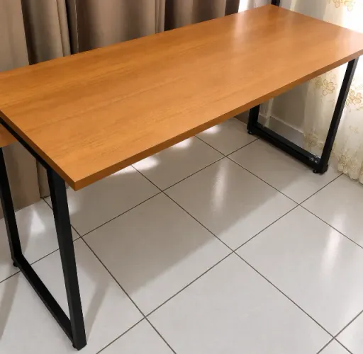 Mesa escritório e estudo resistente de MDF Freijó semi nova $380 