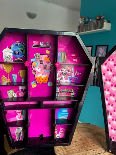 Closet Caixão da Draculaura da linha Monster High Avaria na abertura