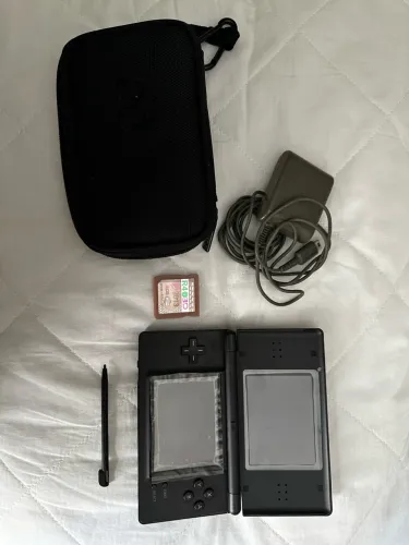 Nintendo DS Lite + 2 canetas + carregador + cartucho com vários jogos
