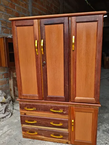 Guarda roupa de madeira Massaranduba novo frete grátis.