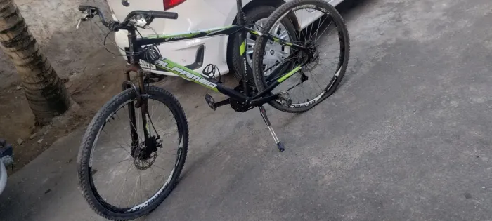 BIKE ARO 29 USADA PRECISANDO TROCAR CÂMARA E PNEU TRASEIRO,  CUSTO R$120 AQUI NO BAIRRO. 