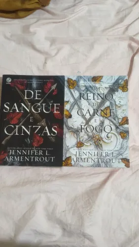 Livro em Dupla SANGUE E CINZAS, em excelente estado