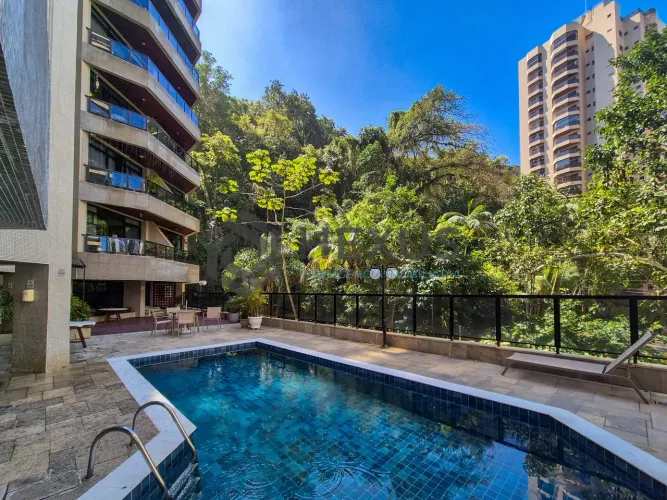 Apartamento com varanda e lazer na Praia das Pitangueiras, Guaruja