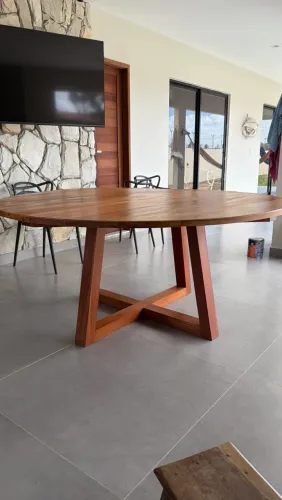 Mesa Redonda Em Prancha De Madeira Maciça de 1.60m