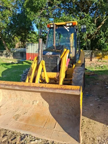 Vendo trator retroescavadeira