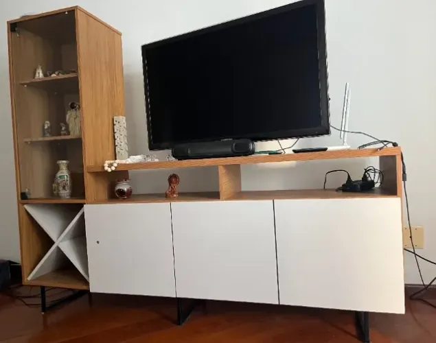 Elegante Rack com Cristaleira