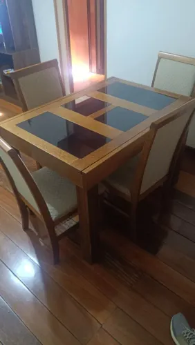 Mesa de jantar em madeira maciça