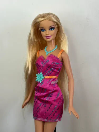 Boneca Barbie Fashionista Vestido Rosa Pink com Acessórios Turquesa