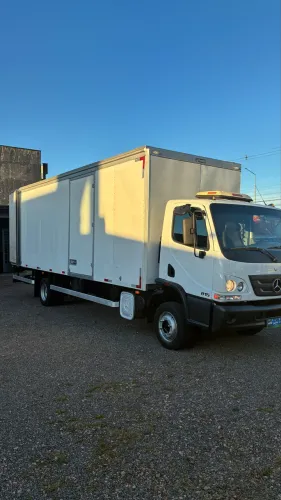 Mb accelo 815 2021 bau 7,5 abaixo da tabela