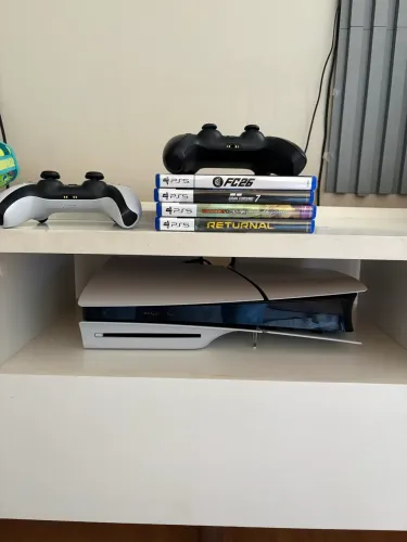 PS5 MIDIA FISICA COM 4 JOGOS E 2 CONTROLE