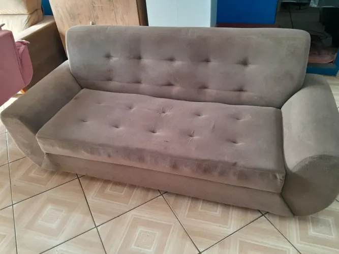 Estofado três lugares em tecido suede