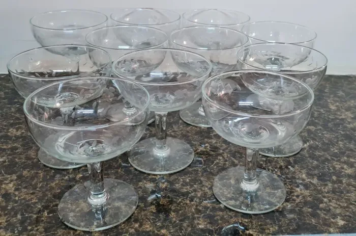 Taças e copos variados antigos de cristal. O valor é todo o m lote