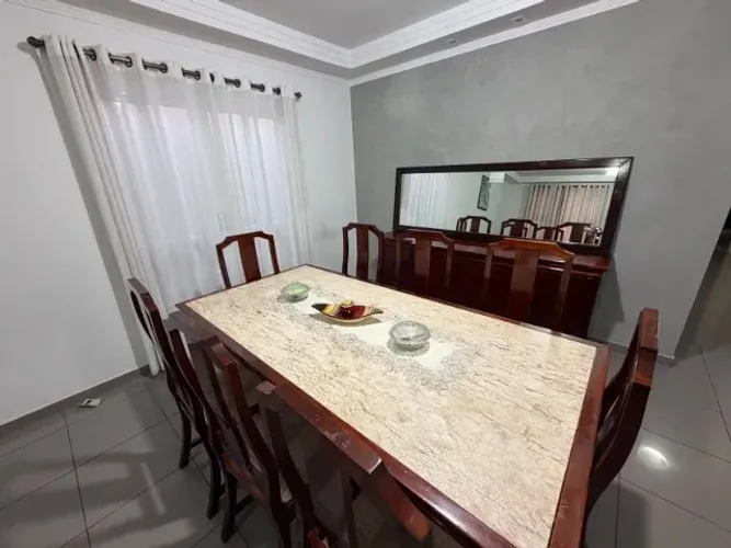 Conjunto de Sala de Jantar (Mesa, Buffet e Espelho)