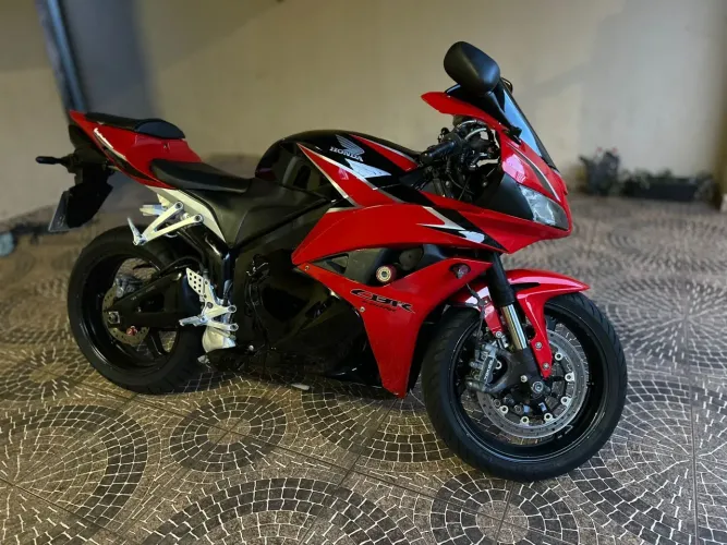 CBRrr 600 ano 2010 com detalhe arrumar