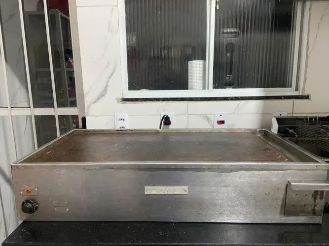 VENDO CHAPA ELETRICA PROFISSIONAL. 220V<br><br>INTERESSADOR CHAMAR PV
