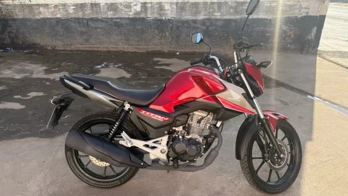 TITAN 2025 - Só 1.200 km rodada 